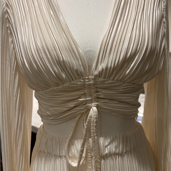 NWT Showpo Plisse Set Cream 2 Jondra Long Sleeve Blouse 4 Becca Flared Pants - Picture 9 of 9